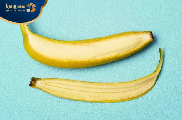 Vỏ chuối chín trị mụn cám mép miệng