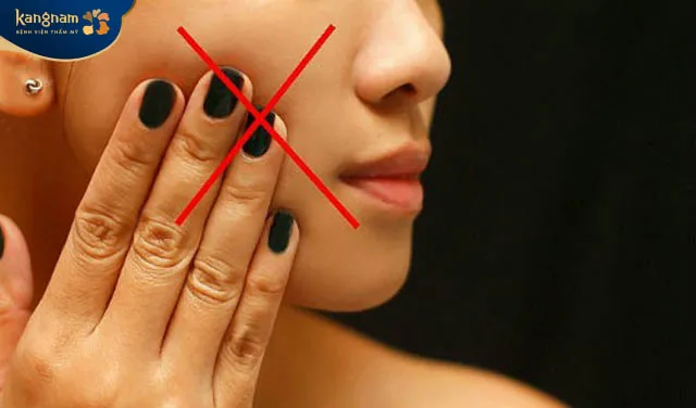 Không nên sờ nắn, tác động mạnh vào vết tiêm