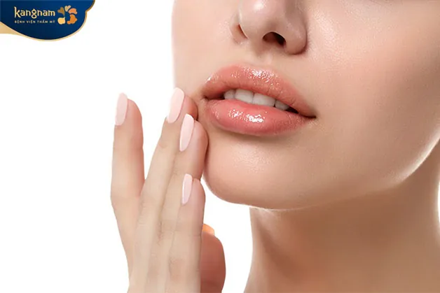 Tuyệt đối không đưa tay động chạm lên môi 