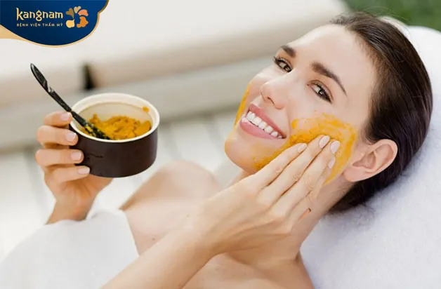 Nghệ tươi an toàn và lành tính nên mẹ bỉm thoa lên mặt không có vấn đề gì 