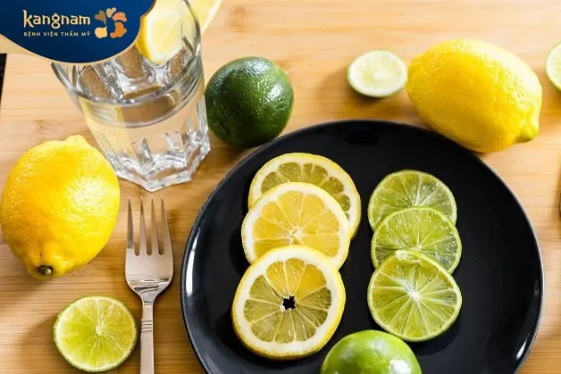 Chanh chứa lượng axit hữu cơ có khả năng phá hủy các mô sẹo