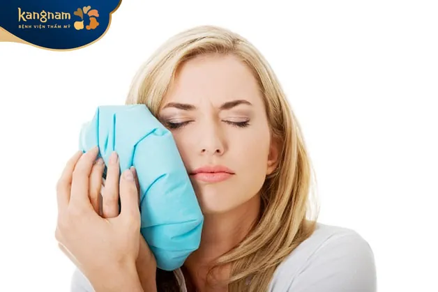 Chườm lạnh để giảm tình trạng sưng tấy