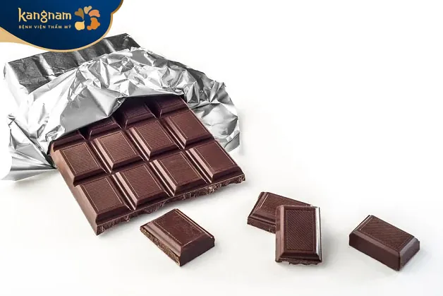 Socola thường chứa một lượng đáng kể chất béo, đường, caffeine