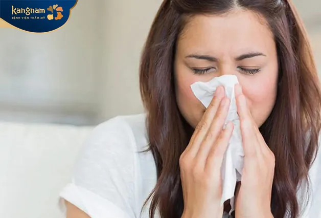 Sổ mũi kéo dài khiến mũi ẩm ướt nên vi khuẩn dễ xâm nhập hơn