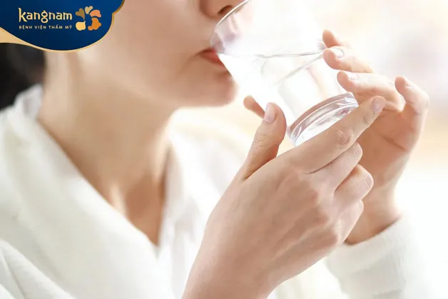 Bị mụn mủ kiêng ăn gì và nên bổ sung gì? Cần uống nhiều nước