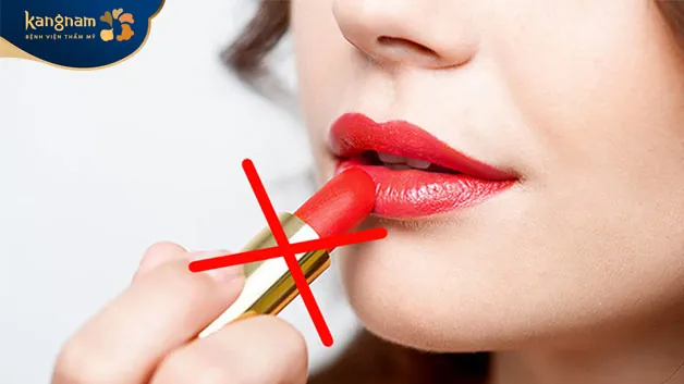 Sử dụng son môi chứa hóa chất độc hại khiến mụn bọc hình thành