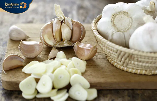 Tỏi cắt lát với đặc tính kháng khuẩn giúp trị mụn bọc tại môi hiệu quả