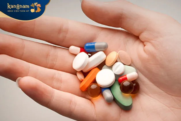 Sử dụng thuốc theo toa trị mụn ở cổ