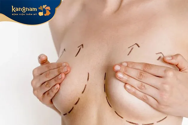 Dùng tay phải để nâng ngực phải và tay trái để nâng đỡ bên ngực trái