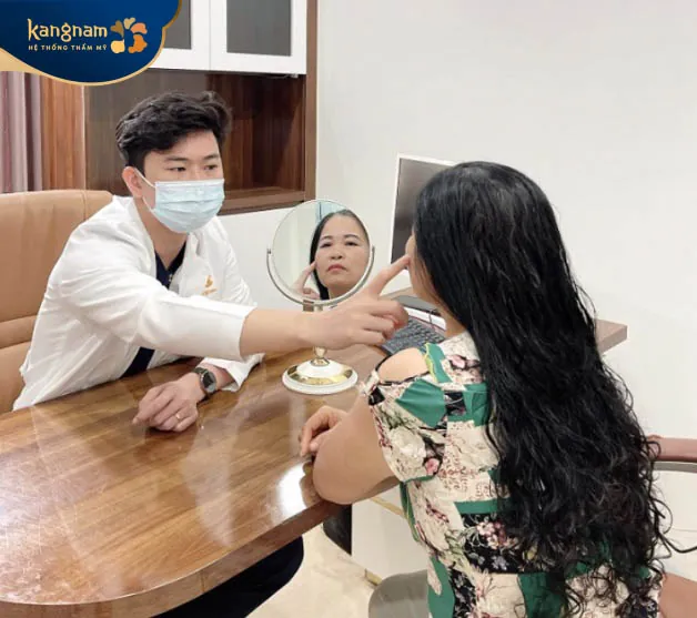 Bác sĩ thăm khám, tư vấn kỹ càng cho khách hàng trước khi làm dịch vụ