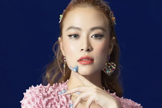 Ca sĩ Hoàng Thùy Linh