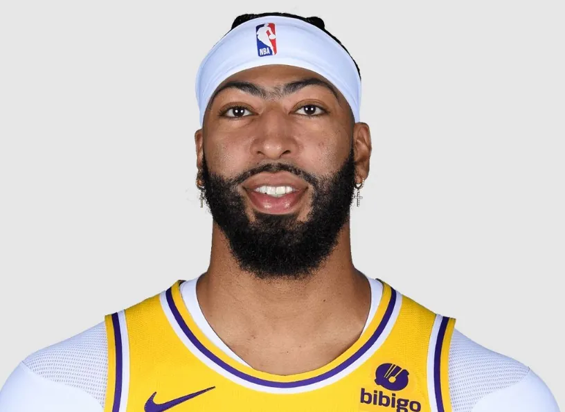 Anthony Davis là cầu thủ bóng đá sở hữu cặp lông mày giao nhau