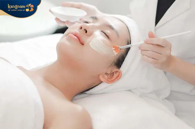 Peel hóa học kích thích nhân mụn trồi lên để loại bỏ mụn dễ dàng hơn