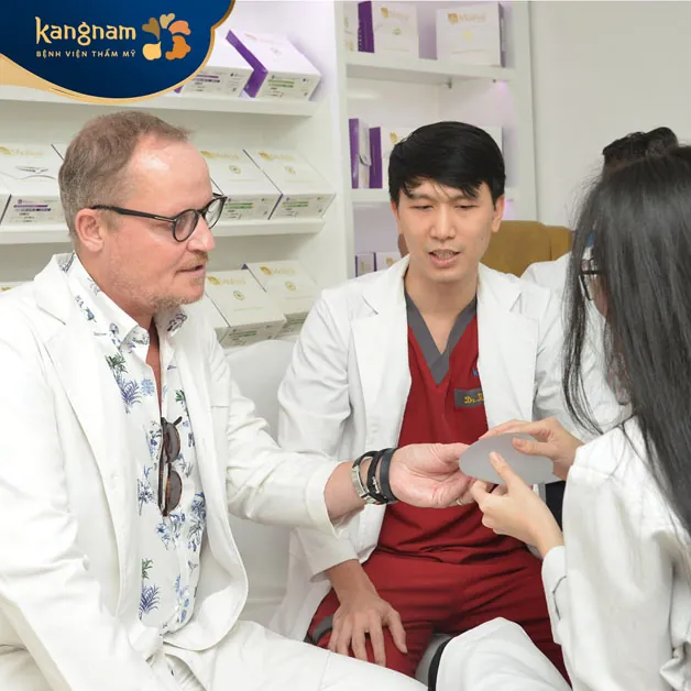 Bác sĩ tư vấn và thăm khám trước khi phẫu thuật