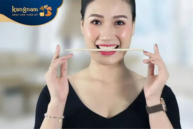 Tập cười không hở lợi với 1 chiếc đũa