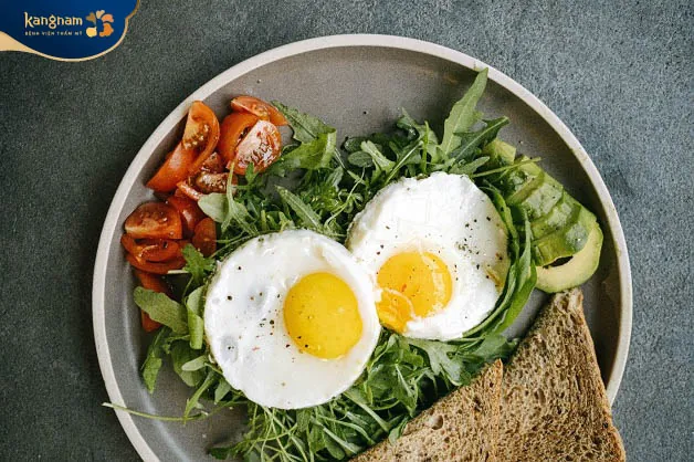 Kết hợp trứng chiên cùng rau xanh, củ quả