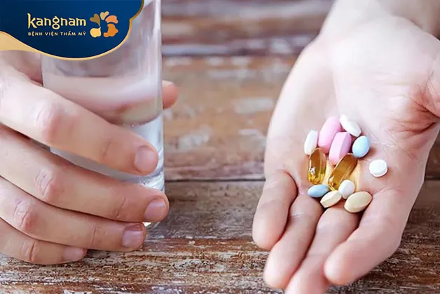 Uống thuốc theo đơn của bác sĩ