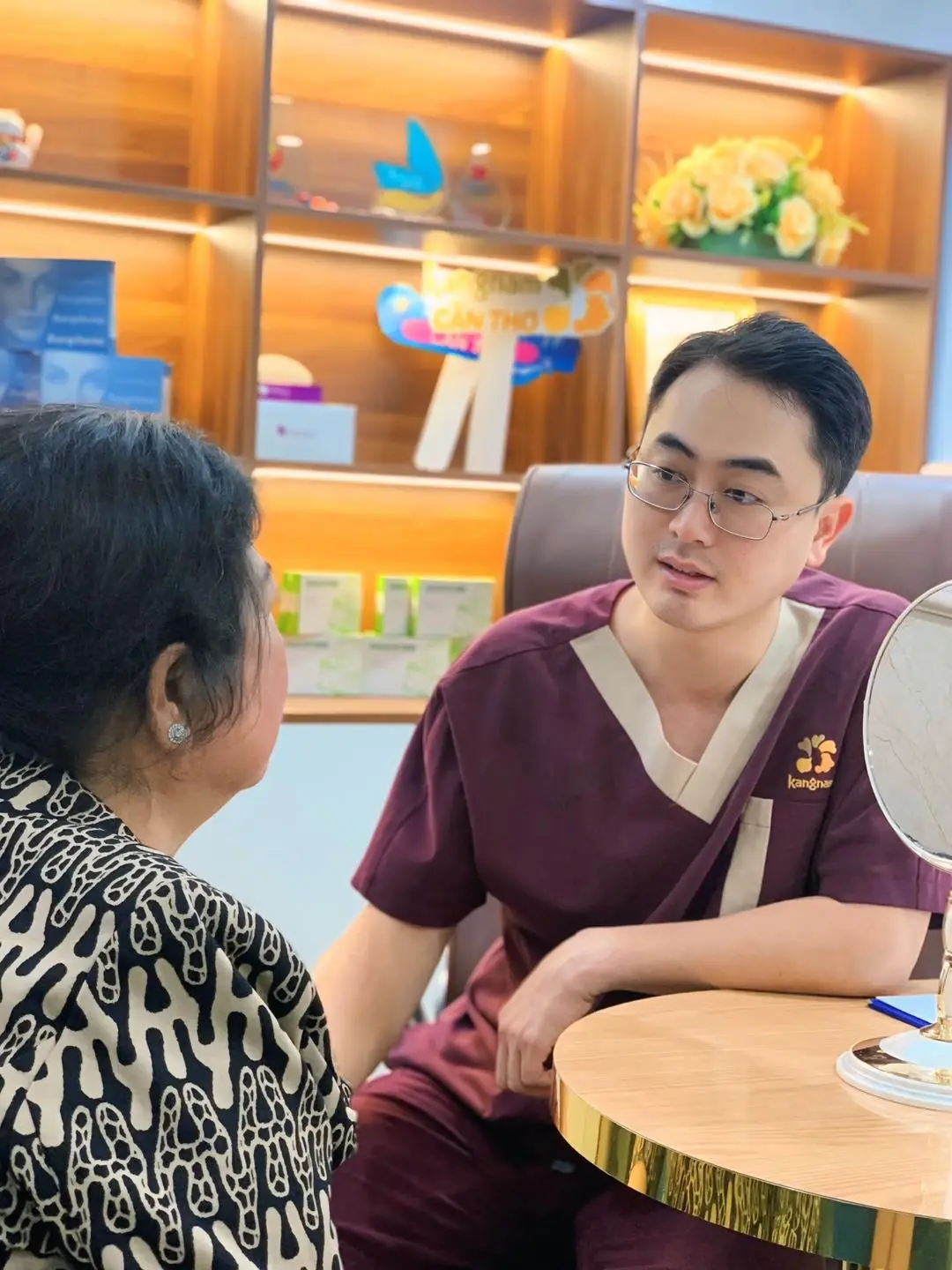 Bác sĩ tận tâm tư vấn cho khách hàng