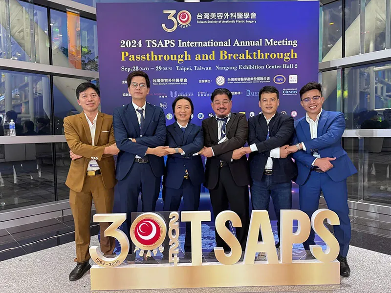 Bác sĩ Henry Nguyễn (thứ 2 từ trái sang) tham dự hội nghị