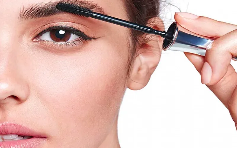 Sử dụng các sản phẩm serum dưỡng lông mày