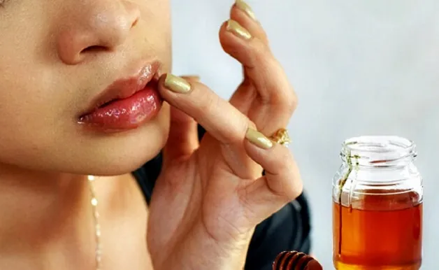 Mật ong là sản phẩm làm môi mềm mại