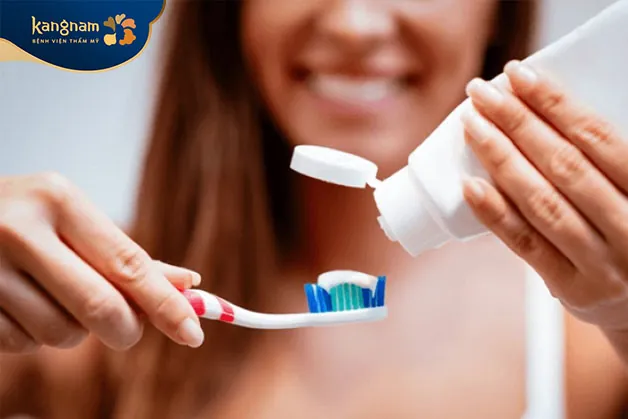 Sau khi môi bong vảy, chị em có thể thoải mái đánh răng như bình thường