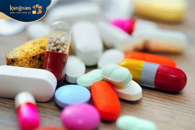 Uống thuốc theo chỉ định bác sĩ