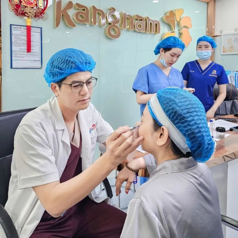 Bác sĩ thăm khám và tư vấn chi tiết