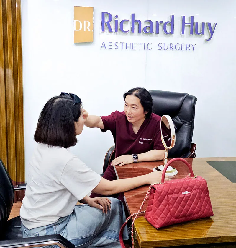 Tiến sĩ, bác sĩ Richard Huy thăm khám cho khách hàng