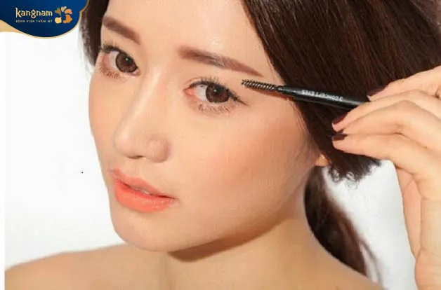 Chải lông mày để định hình dáng mày