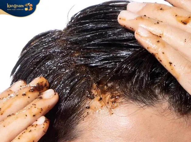 Nên tẩy da chết định kỳ cho da đầu