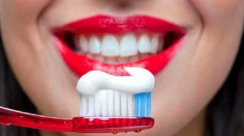 Đánh răng sớm có thể làm tổn thương môi mới phun