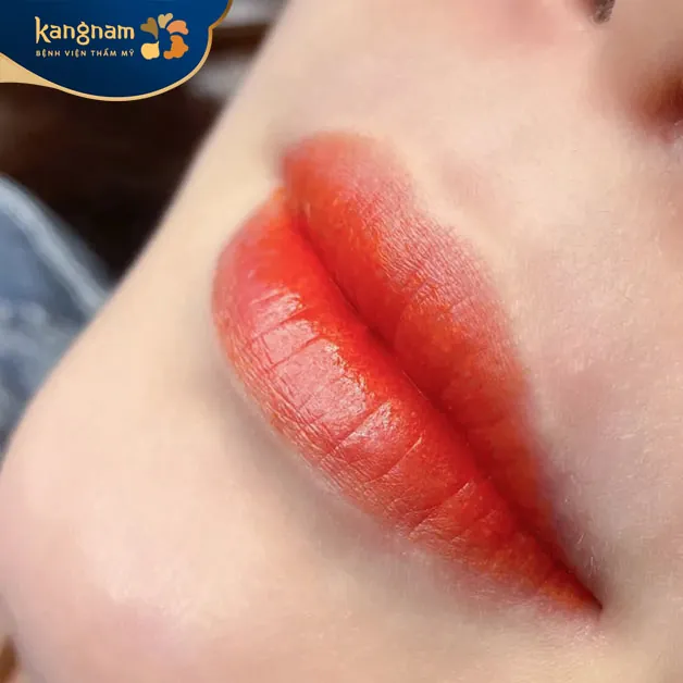 Đôi môi căng mọng, tươi tắn
