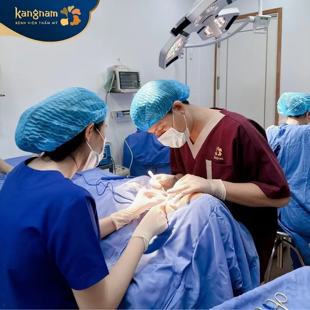 Bác sĩ tiến hành phẫu thuật