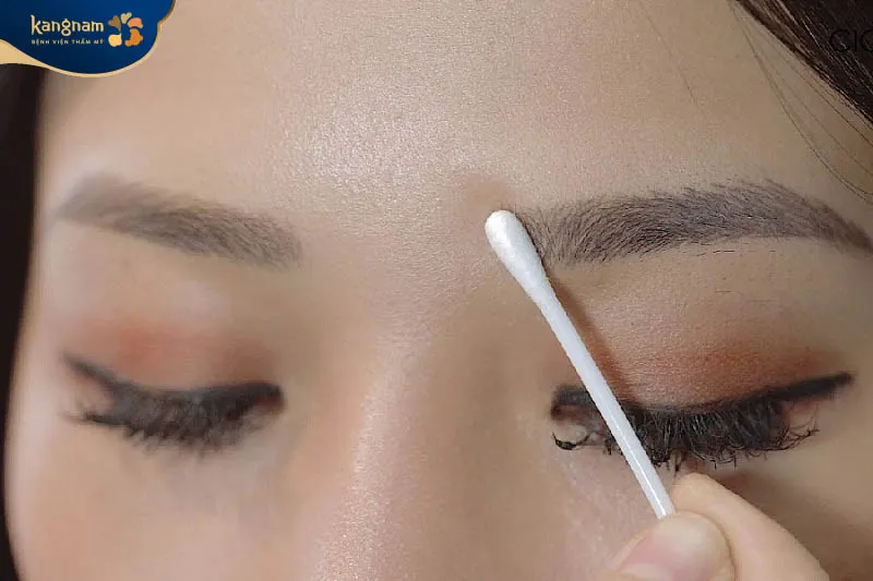 Nên tránh kẻ, vẽ hãy dùng mỹ phẩm vào vùng lông mày