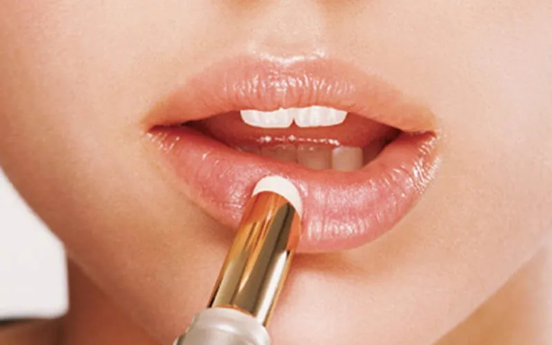Nên thoa son dưỡng môi để cung cấp độ ẩm cho môi
