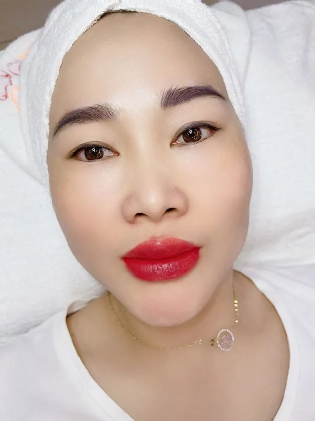 Môi ngay sau khi làm bóng khỏe đẹp tự nhiên