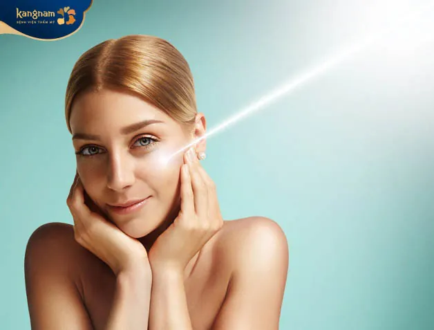 da nổi đốm nâu không ngứa do thường xuyên tiếp xúc với ánh nắng mặt trời