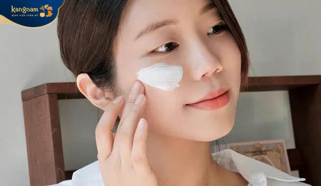 Thoa kem chống nắng đều đặn trước khi ra ngoài để bảo vệ da