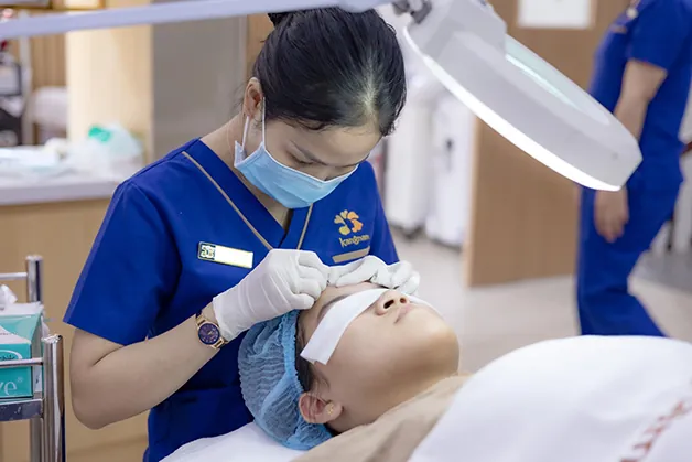 Kangnam có kỹ thuật viên xử lý nhân mụn hiệu quả, không để lại thâm trên da