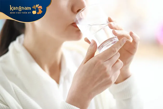 Uống nhiều nước để tăng cường trao đổi chất