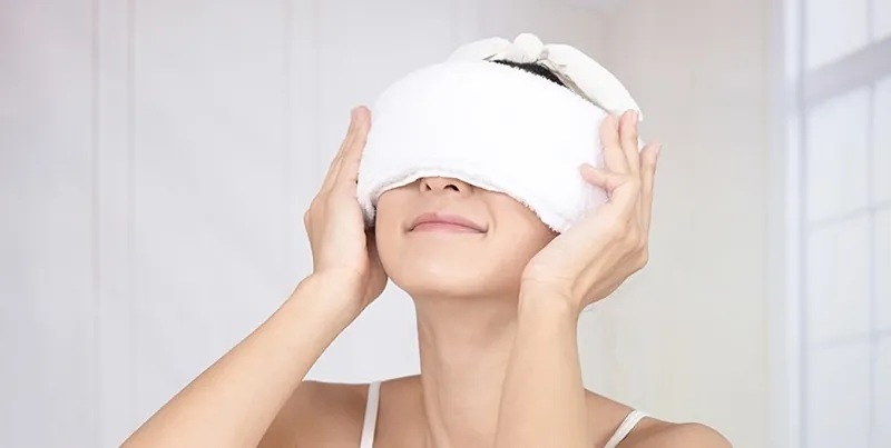 Chườm lạnh giúp vùng mắt được thư giãn
