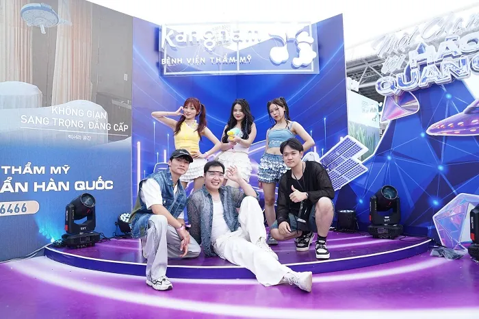 Các bạn trẻ tham gia check in nhận quà hấp dẫn