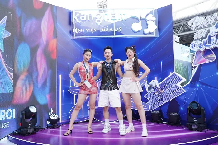 Khách hàng tham gia check in để được nhận quà