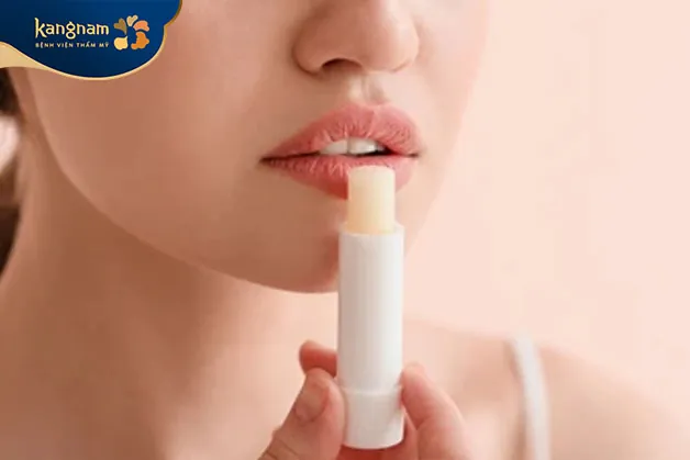 Thoa dưỡng đúng cách sau khi phun môi