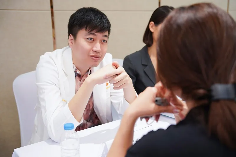 Các bác sĩ chuyên khoa Hàm mặt tại Kangnam thăm khám và đánh giá tình trạng của khách hàng