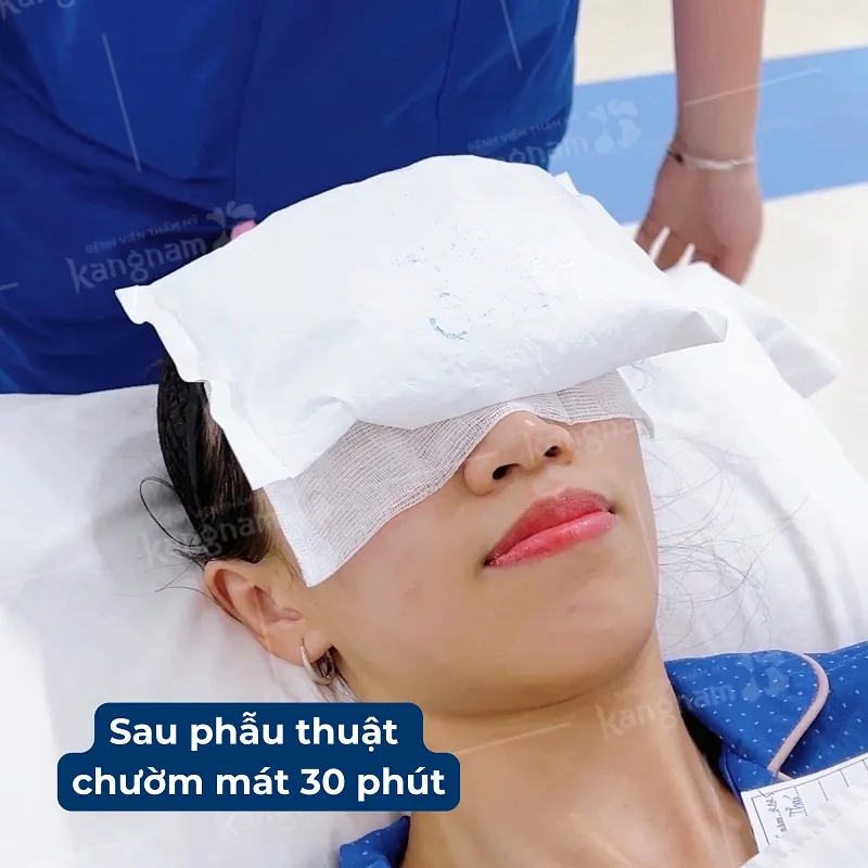 Chườm lạnh để giảm sưng tấy