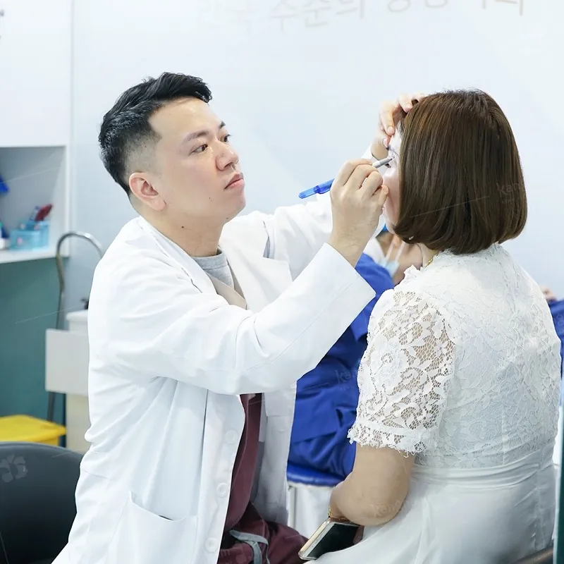 Bác sĩ thăm khám và tư vấn dáng mí phù hợp cho khách hàng