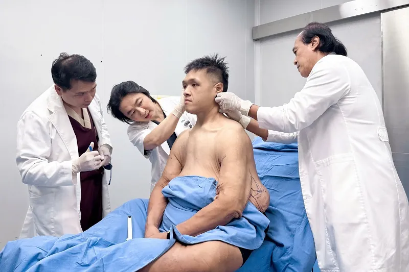 Ekip bác sĩ đo vẽ trước khi tiến hành phẫu thuật