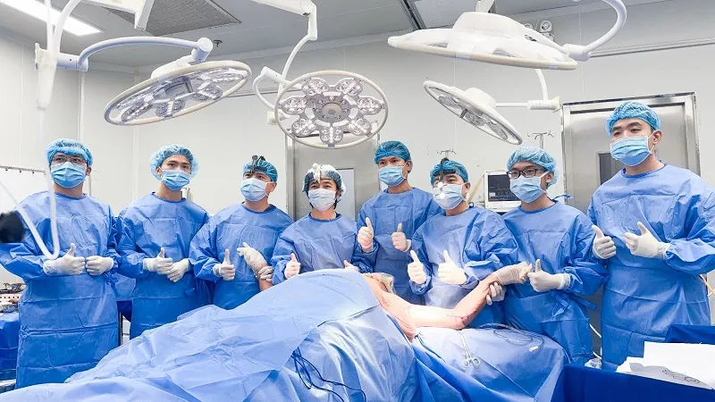 Ekip phẫu thuật cho Trọng Nhân trong suốt 5 tiếng đồng hồ